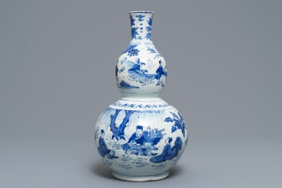 A Chinese blue and white double gourd vase, Transitional period