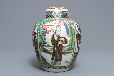 Un pot couvert en porcelaine de Chine famille verte, 19&egrave;me