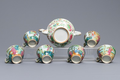 Een Chinese Canton famille rose theepot en zes koppen en schotels, 19e eeuw