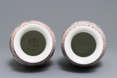 Une paire de vases en porcelaine de Chine famille rose, marque de Qianlong, R&eacute;publique, 20&egrave;me