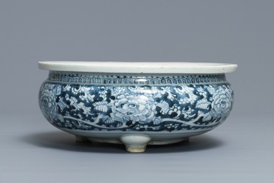 A Chinese blue and white incense burner and a famille rose dish, 19th C.