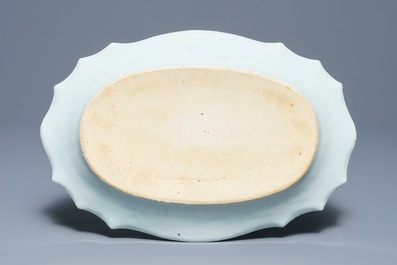 Vier Chinese blauwwitte, famille rose en grisaille schotels en een wapenterrine voor de Amerikaanse markt, Qianlong/Jiaqing
