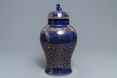 Un vase couvert en porcelaine de Chine &agrave; d&eacute;cor dor&eacute; sur fond bleu poudr&eacute;, marque de Kangxi, 19/20&egrave;me