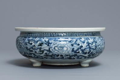 A Chinese blue and white incense burner and a famille rose dish, 19th C.