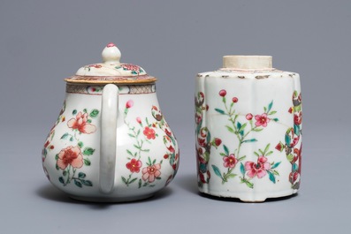 Une th&eacute;i&egrave;re, une bo&icirc;te &agrave; th&eacute; et un pattipan en porcelain de Chine &agrave; d&eacute;cor armori&eacute;, Qianlong