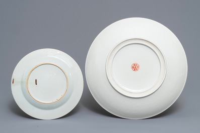 Twee Chinese Nanking famille verte kommen, een Imari-stijl en een famille rose bord, 18/20e eeuw