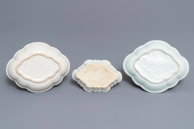 Twee Chinese famille rose pattipans en een lepelrust met wapendecors voor de Nederlandse markt, Qianlong
