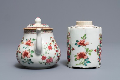 Une th&eacute;i&egrave;re, une bo&icirc;te &agrave; th&eacute; et un pattipan en porcelain de Chine &agrave; d&eacute;cor armori&eacute;, Qianlong
