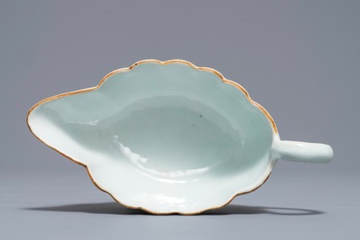 Een Chinese famille rose sauskom en een bord met het wapen van Van Tets, Qianlong