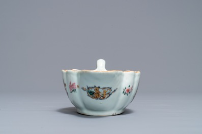 Een Chinese famille rose sauskom en een bord met het wapen van Van Tets, Qianlong