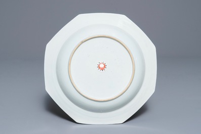 Drie Chinese famille rose wapenschotels voor de Engelse markt, Qianlong