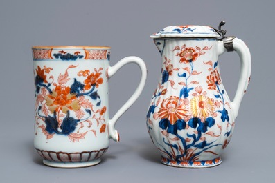 Un plat &agrave; condiments, une verseuse couverte et une chope en porcelaine de Chine de style Imari, Kangxi/Qianlong