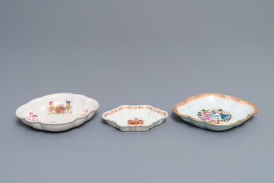 Twee Chinese famille rose pattipans en een lepelrust met wapendecors voor de Nederlandse markt, Qianlong