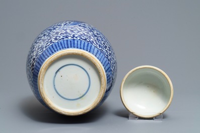Een Chinese blauwwitte dekselpot met feniksen, 19e eeuw