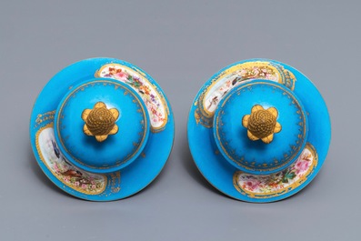 Een paar S&egrave;vres-stijl 'bleu c&eacute;leste' dekselvazen met vergulde bronsmontuur, Frankrijk, 19e eeuw