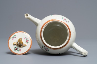 Une th&eacute;i&egrave;re armori&eacute;e en porcelaine de Chine famille rose, blasons de van Visvliet-Sluijmer, Qianlong