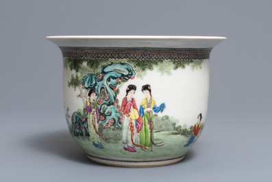 A Chinese famille rose dish and a jardini&egrave;re on stand, Republic, 20th C.