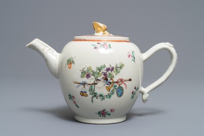 Une th&eacute;i&egrave;re armori&eacute;e en porcelaine de Chine famille rose, blasons de van Visvliet-Sluijmer, Qianlong