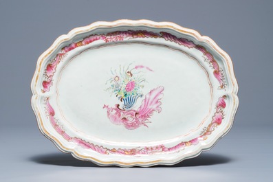 Drie grote ovale Chinese famille rose schotels, Qianlong
