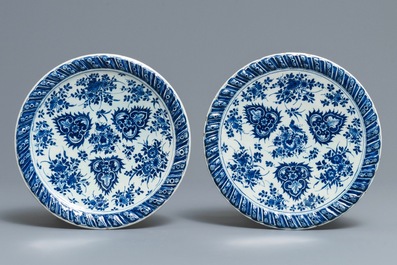 Une paire de tazzas en fa&iuml;ence de Delft en bleu et blanc, 17/18&egrave;me