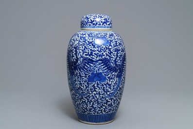 Een Chinese blauwwitte dekselpot met feniksen, 19e eeuw