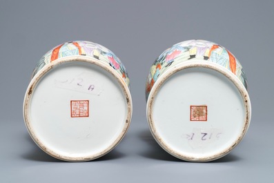Een paar Chinese famille rose vazen, Qianlong merk, Republiek, 20e eeuw