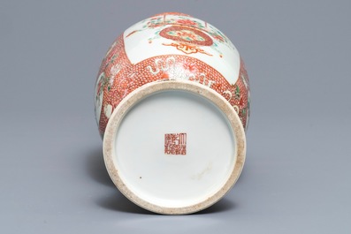 Een Chinese famille rose eierschaal vaas met bloemenmanden, Qianlong merk, Republiek, 20e eeuw
