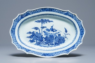 Vier Chinese blauwwitte, famille rose en grisaille schotels en een wapenterrine voor de Amerikaanse markt, Qianlong/Jiaqing