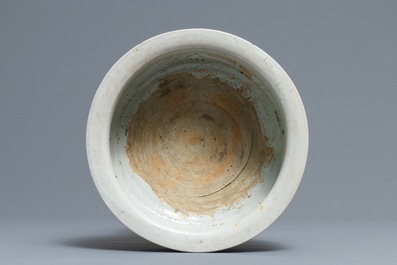 A Chinese blue and white incense burner and a famille rose dish, 19th C.