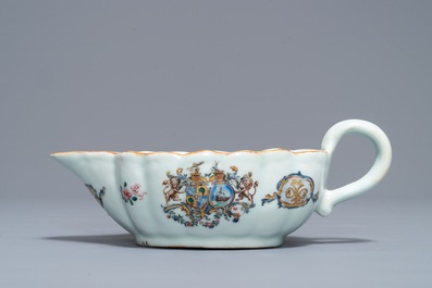 Een Chinese famille rose sauskom en een bord met het wapen van Van Tets, Qianlong