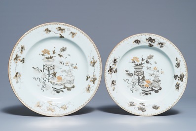 Vier Chinese blauwwitte, famille rose en grisaille schotels en een wapenterrine voor de Amerikaanse markt, Qianlong/Jiaqing