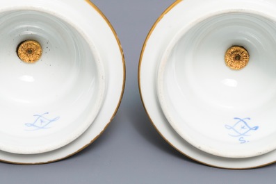Een paar S&egrave;vres-stijl 'bleu c&eacute;leste' dekselvazen met vergulde bronsmontuur, Frankrijk, 19e eeuw