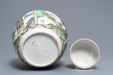 Un pot couvert en porcelaine de Chine famille verte, 19&egrave;me