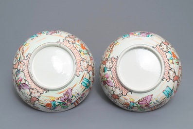 Een paar Chinese famille rose kommen met mandarijns decor, Qianlong