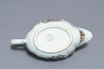 Een Chinese famille rose sauskom en een bord met het wapen van Van Tets, Qianlong