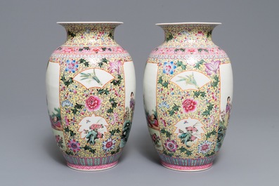 Une paire de vases en porcelaine de Chine famille rose, marque de Qianlong, R&eacute;publique, 20&egrave;me