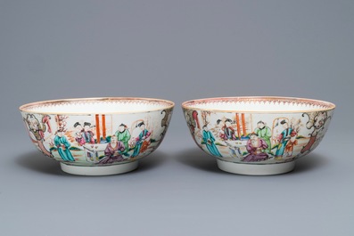 Een paar Chinese famille rose kommen met mandarijns decor, Qianlong