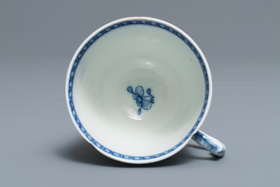 Une assiette et une tasse et soucoupe en porcelaine de Chine bleu et blanc &agrave; d&eacute;cor de Neptune, Qianlong