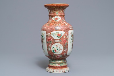 Een Chinese famille rose eierschaal vaas met bloemenmanden, Qianlong merk, Republiek, 20e eeuw