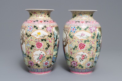 Une paire de vases en porcelaine de Chine famille rose, marque de Qianlong, R&eacute;publique, 20&egrave;me