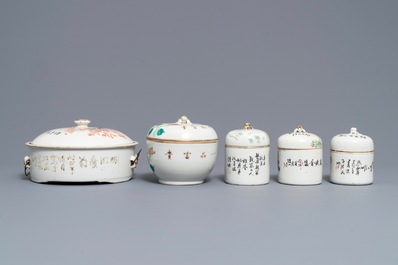 Een Chinese qianjiang cai terrine, drie bekerwarmers en een famille rose dekselkom, 19/20e eeuw