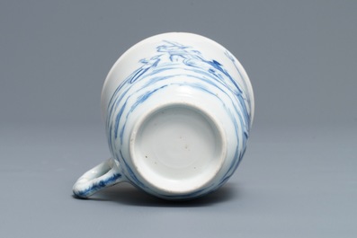 Une assiette et une tasse et soucoupe en porcelaine de Chine bleu et blanc &agrave; d&eacute;cor de Neptune, Qianlong