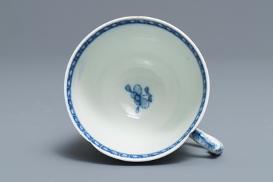 Une assiette et une tasse et soucoupe en porcelaine de Chine bleu et blanc &agrave; d&eacute;cor de Neptune, Qianlong