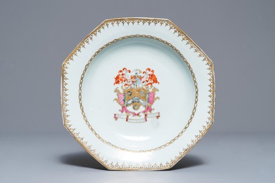 Drie Chinese famille rose wapenschotels voor de Engelse markt, Qianlong