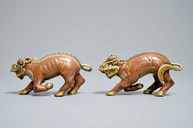 Une paire de mod&egrave;les de qilins en bronze dor&eacute; et &eacute;maux cloisonn&eacute;s, Chine, Qianlong