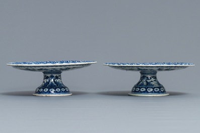 Une paire de tazzas en fa&iuml;ence de Delft en bleu et blanc, 17/18&egrave;me