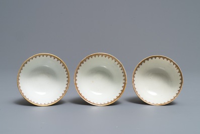 Drie Chinese famille rose koppen en schotels en een papbord voor de Nederlandse mark met wapen Velingius-Visch, Qianlong