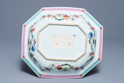 Een Chinees famille rose bassin en een paar borden met decor van kostbaarheden, Qianlong