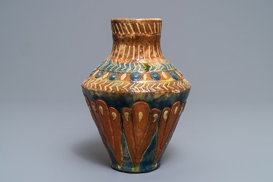 Een Vlaams aardewerken Art Nouveau vaas, Leo Maes Vereenoghe, Torhout, 1891-1909