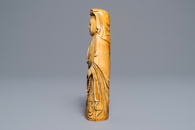 Een Chinese ivoren figuur van een dame, Ming